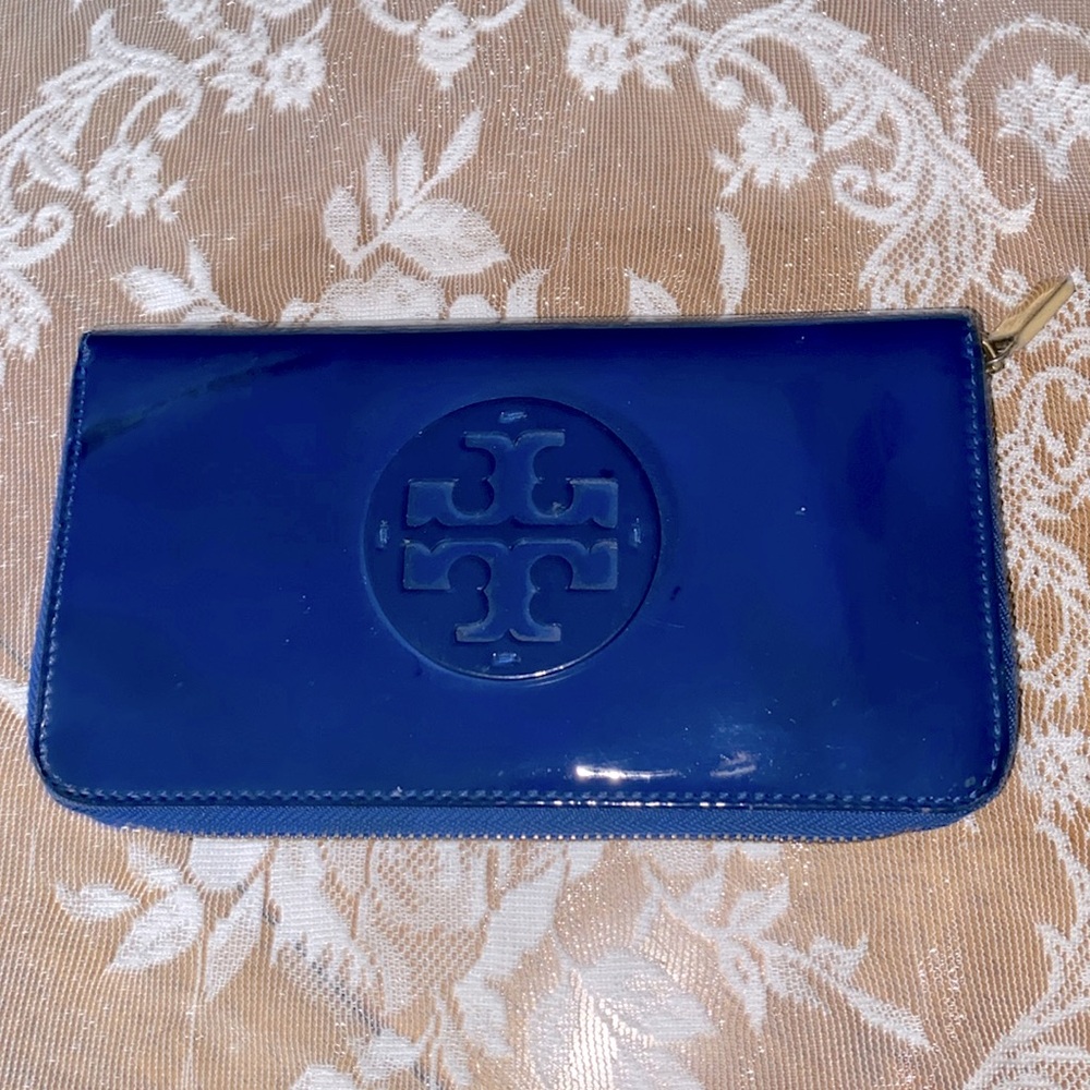 TORY BURCH ZIP AROUND WALLET ROYAL DEEP BLUE PATENT LEATHER RARE BEAUTY 8x4.5”